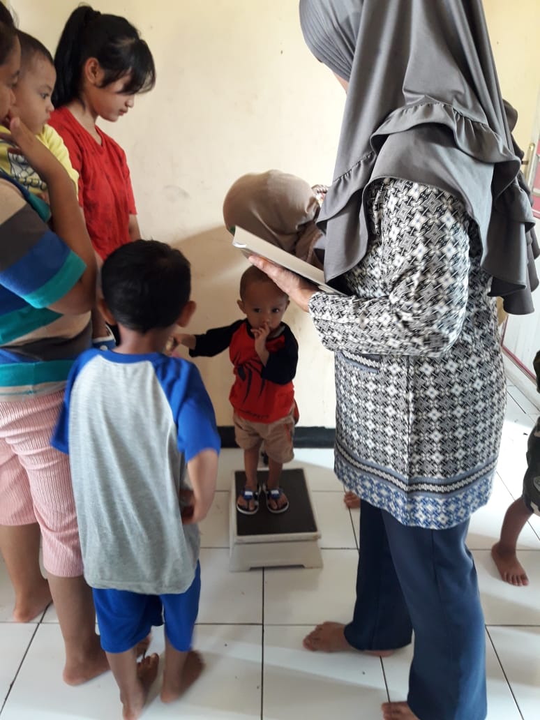 Kegiatan Penimbangan dan Pemberian Vitamin A Rw 04